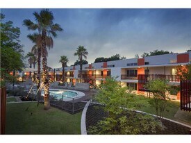 2200 Dickson Dr in Austin, TX - Building Photo