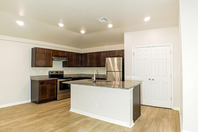 341-343 Reeves St in Lehigh Acres, FL - Foto de edificio - Building Photo