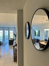 250-181 181 Dr in Sunny Isles Beach, FL - Foto de edificio - Building Photo