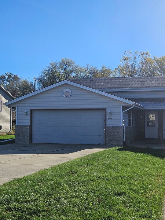 603 Foxmead Pl, Unit 603A in Waterford, WI - Building Photo