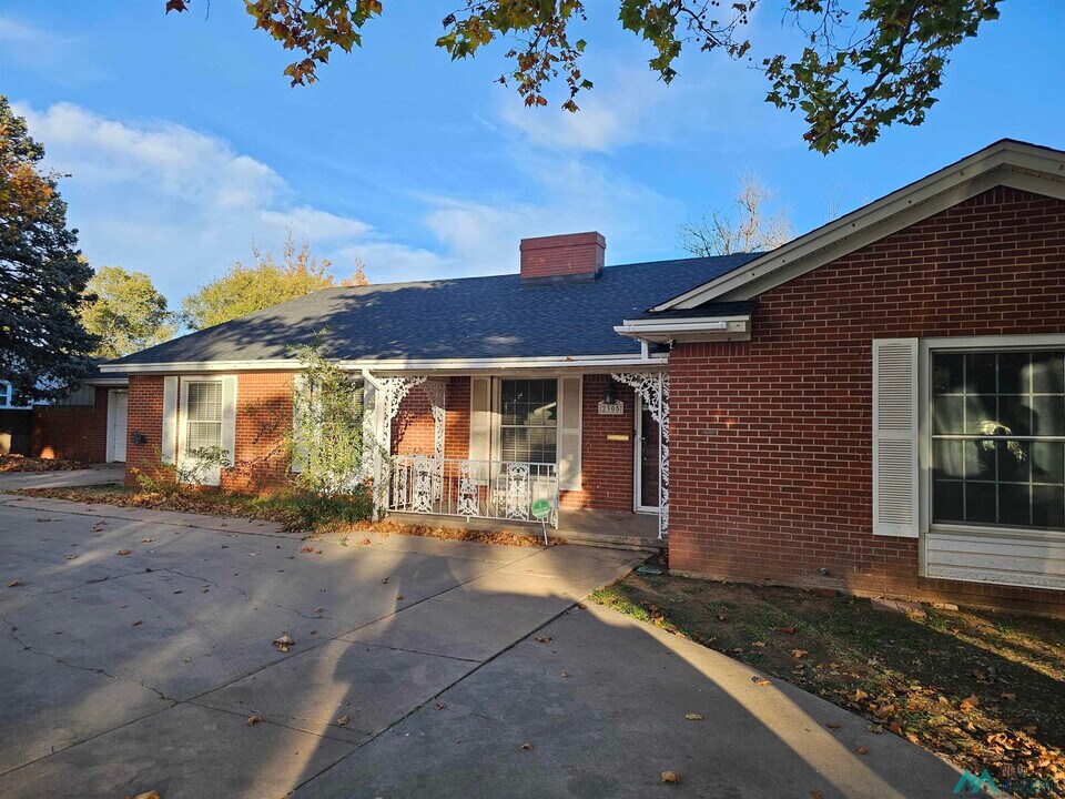 2305 North Dr in Clovis, NM - Building Photo
