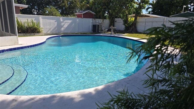 6550 SW 26th St in Miami, FL - Building Photo - Building Photo