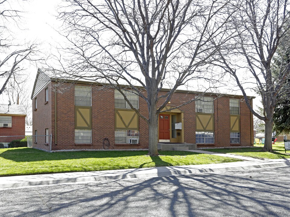 2366 S Linden Ct in Denver, CO - Foto de edificio