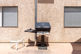 Casa Del Riverside Apartments in Valley Village, CA - Foto de edificio - Building Photo