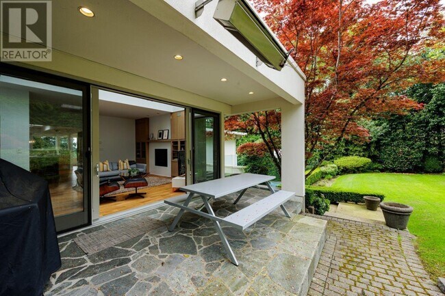 2965 Rosebery Ave in West Vancouver, BC - Building Photo - Building Photo