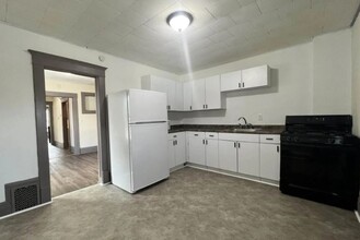 911 Lafayette St, Unit 913.5 in Waterloo, IA - Foto de edificio - Building Photo