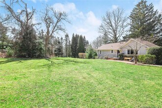 8 Cross Hwy in Westport, CT - Building Photo - Building Photo