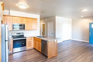 441 Talent Ave in Talent, OR - Building Photo