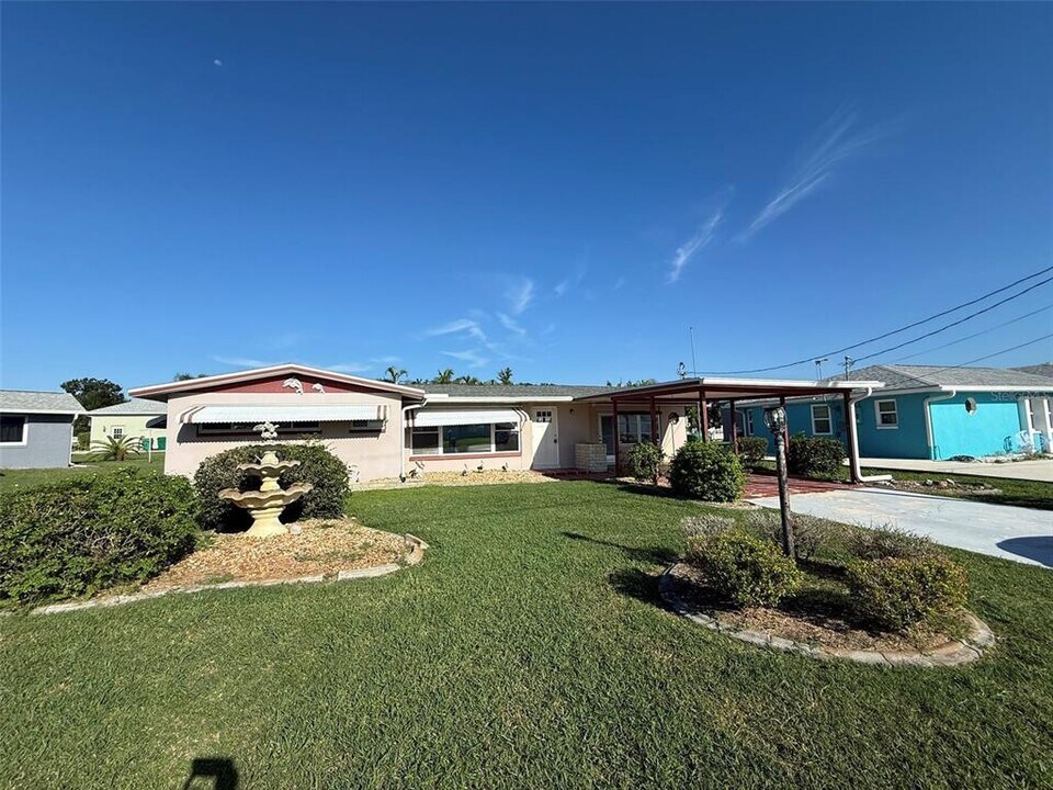186 Salem Ave NW in Port Charlotte, FL - Building Photo