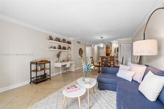 6815 Edgewater Dr in Coral Gables, FL - Building Photo - Building Photo