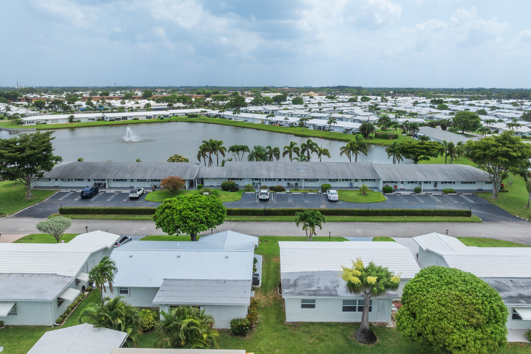 Palm Beach Leisureville Summers Lake in Boynton Beach, FL - Building Photo