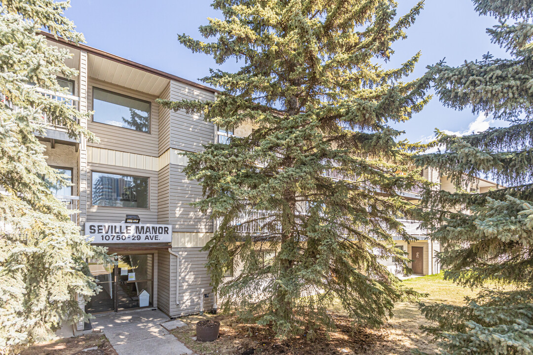 Seville Manor in Edmonton, AB - Building Photo