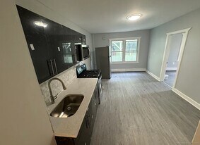 85 Caroline St, Unit 1R in Bridgeport, CT - Building Photo
