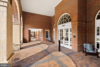 2465 Army Navy Dr, Unit 204 in Arlington, VA - Foto de edificio - Building Photo