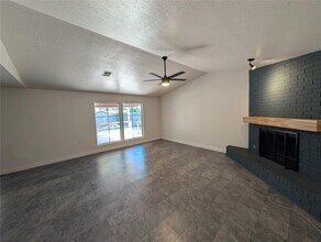 2001 Oakhollow Dr in Norman, OK - Building Photo - Building Photo