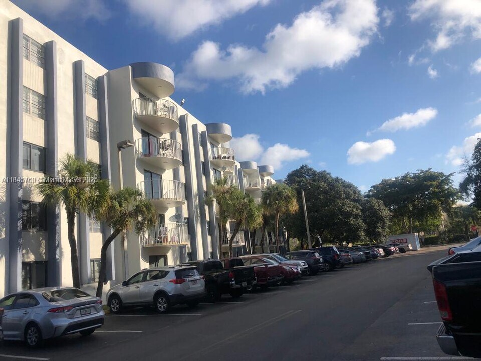 2601 NW 56th Ave in Lauderhill, FL - Foto de edificio