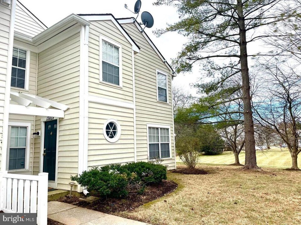 13829 Bronco Pl in Germantown, MD - Foto de edificio
