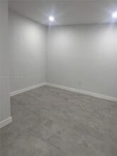 14950 S Spur Dr in Miami, FL - Foto de edificio - Building Photo