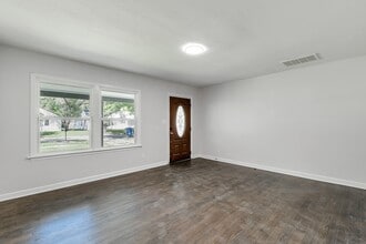 828 S Pershing St in Wichita, KS - Foto de edificio - Building Photo