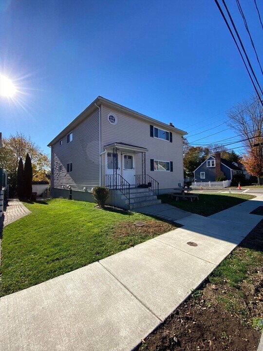 34 Grandview Ave in Watertown, MA - Building Photo