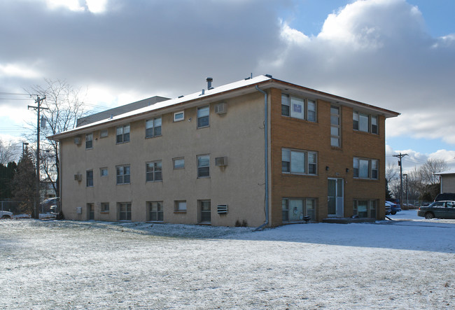 950 Lynde Dr NE in Fridley, MN - Foto de edificio - Building Photo