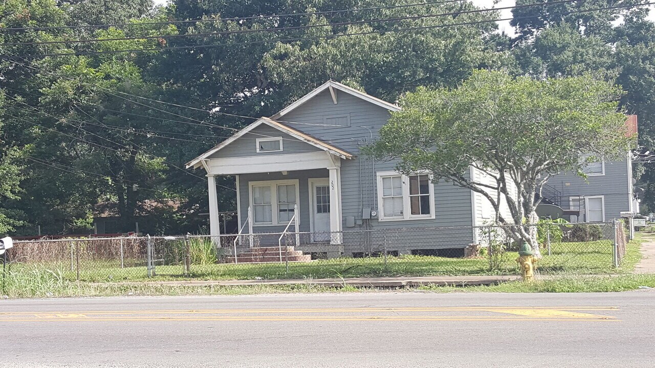 202 Carmel Dr in Lafayette, LA - Foto de edificio