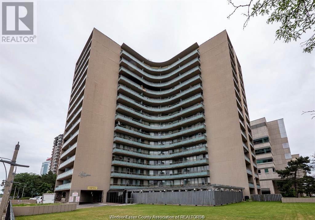 111 Riverside Dr E in Windsor, ON - Building Photo