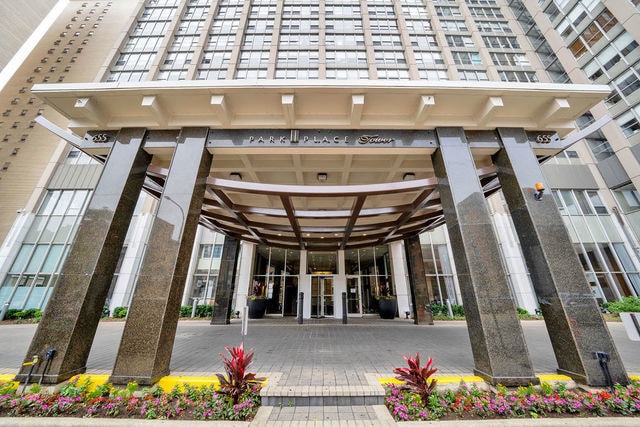 655 W Irving Park Rd in Chicago, IL - Foto de edificio