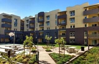 200 E 10th St in Gilroy, CA - Building Photo