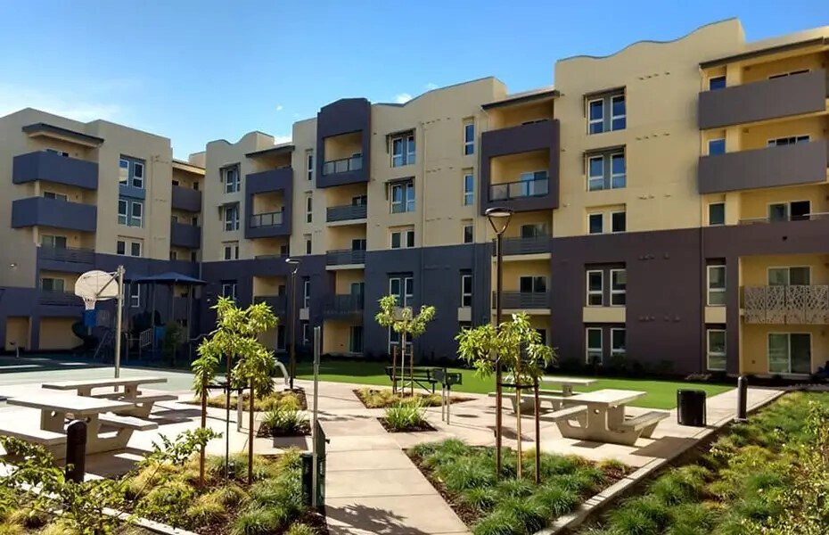 200 E 10th St in Gilroy, CA - Building Photo