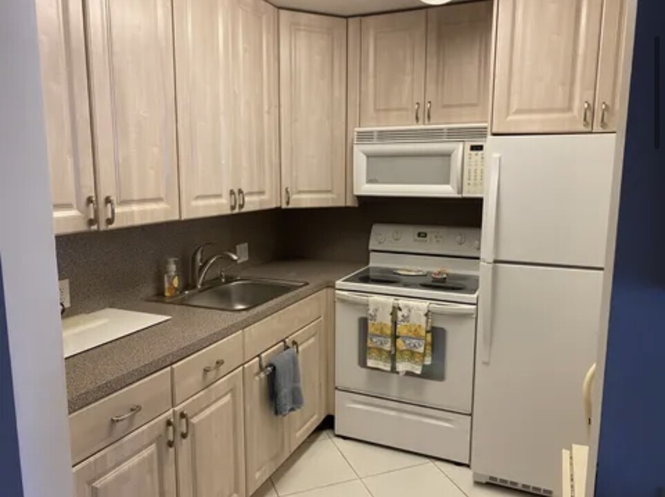 390 Brighton J, Unit 390J in Boca Raton, FL - Building Photo