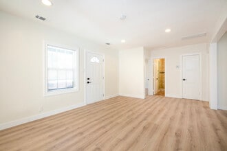 7912 Vineland Ave in Sun Valley, CA - Foto de edificio - Building Photo