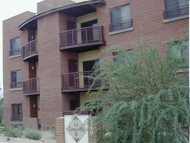 La Cascada in Phoenix, AZ - Building Photo