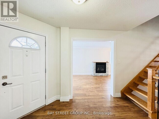 28 Shalom Way in Barrie, ON - Building Photo - Building Photo