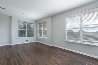 The Village at Town Center in El Cerrito, CA - Foto de edificio - Interior Photo