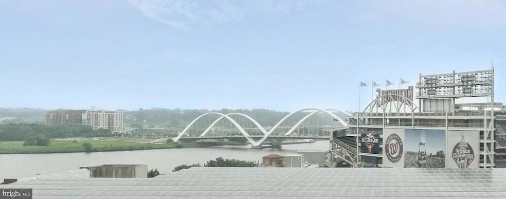 70 N St SE, Unit 913 in Washington, DC - Foto de edificio