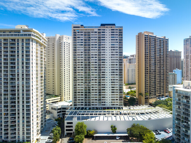 Villa on Eaton Square in Honolulu, HI - Building Photo - Building Photo