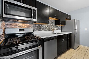 2908 Kings Chapel Rd, Unit 12 in Falls Church, VA - Building Photo