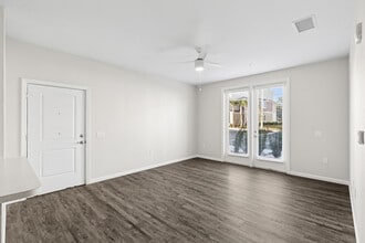 Whispering Oaks in Orlando, FL - Building Photo - Building Photo