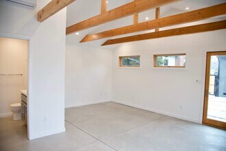 6521 W 87th St, Unit ADU in Los Angeles, CA - Foto de edificio - Building Photo