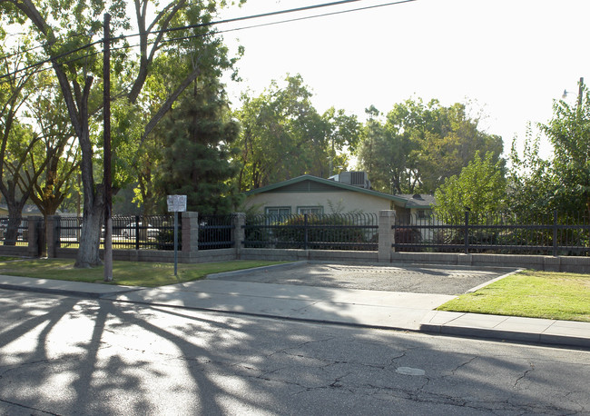 Cedar Courts I & II in Fresno, CA - Building Photo - Building Photo