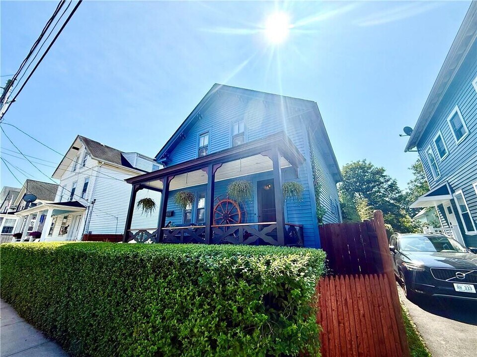 26 Hall Ave in Newport, RI - Building Photo