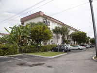 Aalmeda Towers in Hialeah, FL - Foto de edificio - Building Photo