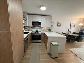 1666 West Ave, Unit 305 in Miami Beach, FL - Foto de edificio - Building Photo