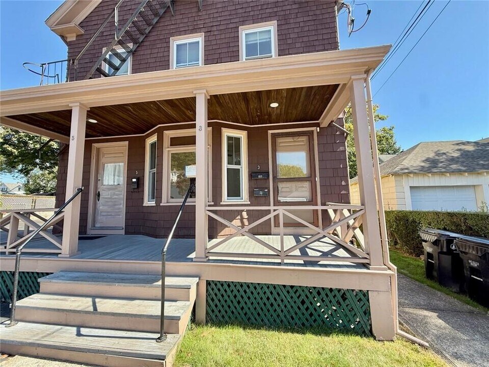 3 Freeborn St in Newport, RI - Building Photo