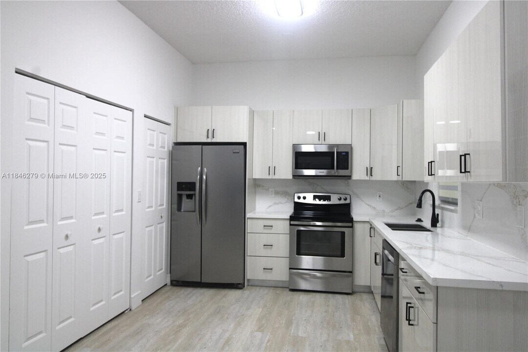 16223 Emerald Cove Rd in Weston, FL - Building Photo