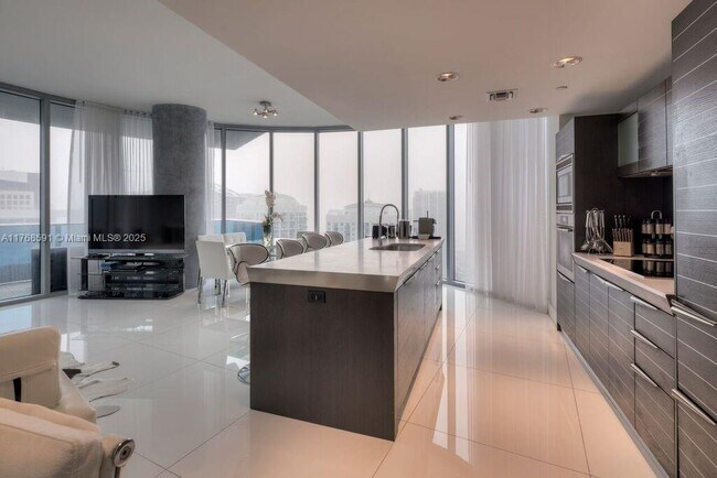 200 Biscayne Boulevard Way, Unit 200 Biscayne Blvd  4402 in Miami, FL - Building Photo - Building Photo