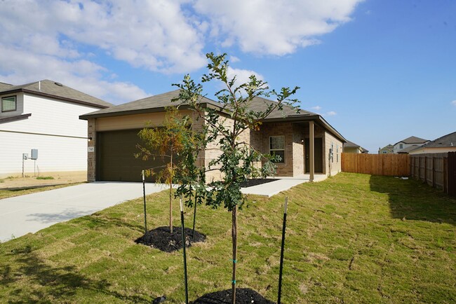 745 Tupelo Tank Dr in New Braunfels, TX - Foto de edificio - Building Photo