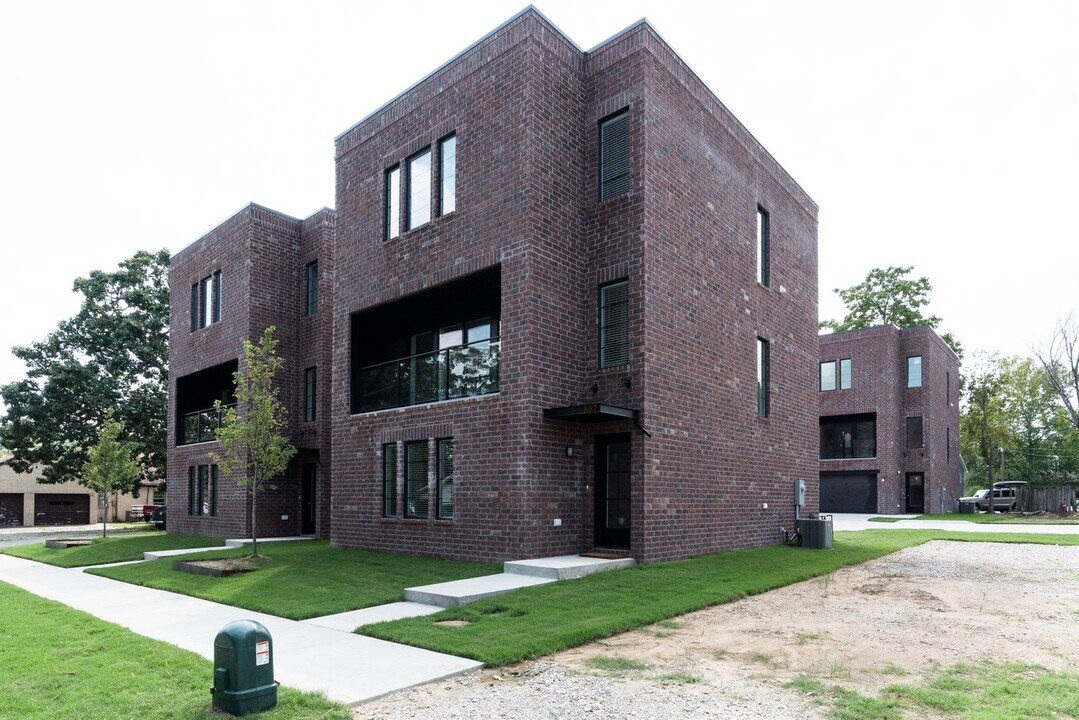 875 W Holly St in Fayetteville, AR - Building Photo
