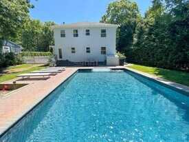 61 Hog Creek Rd in East Hampton, NY - Building Photo